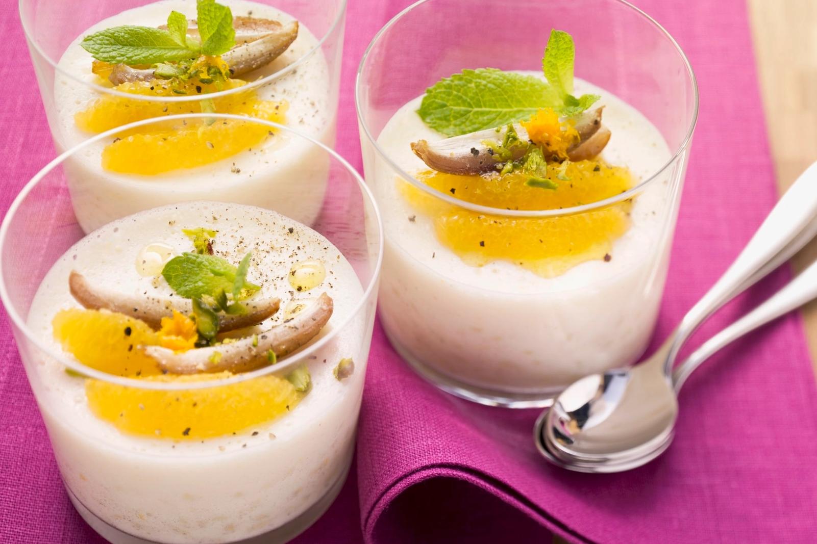 Riz au lait à l’orange, pistaches et éclats d’amandes