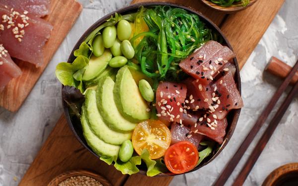 Poke bowl de thon hawaïen