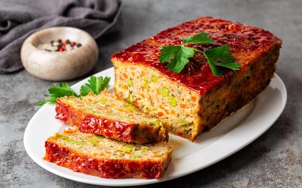Terrine de poulet et de dinde, carotte, poireau et petits pois glacée au ketchup