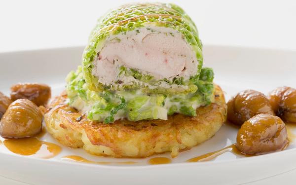 Roulade de faisan en feuille de chou de Savoie avec rösti et châtaignes