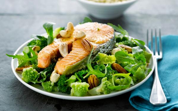 Darne de saumon aux fruits secs, duo de choux et salade