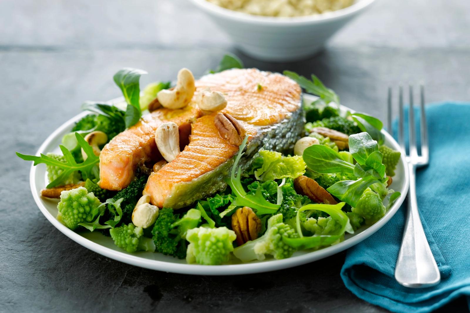 Darne de saumon aux fruits secs, duo de choux et salade
