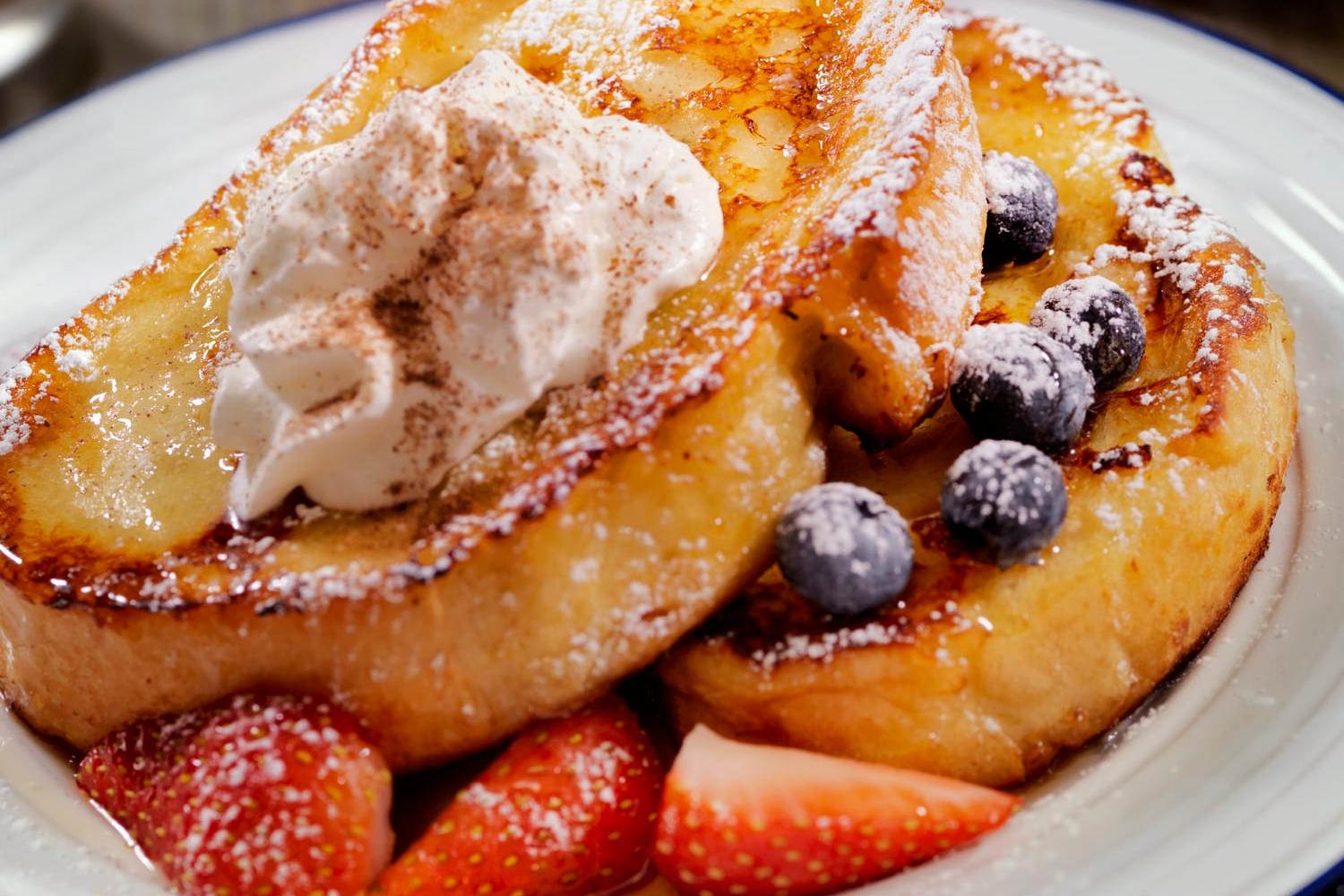 Pain perdu au sirop d’érable et aux baies