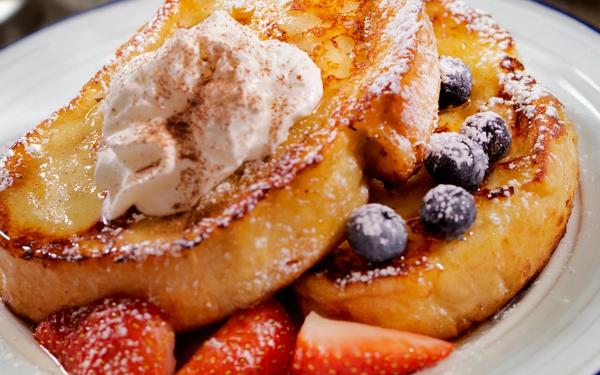 Pain perdu au sirop d’érable et aux baies