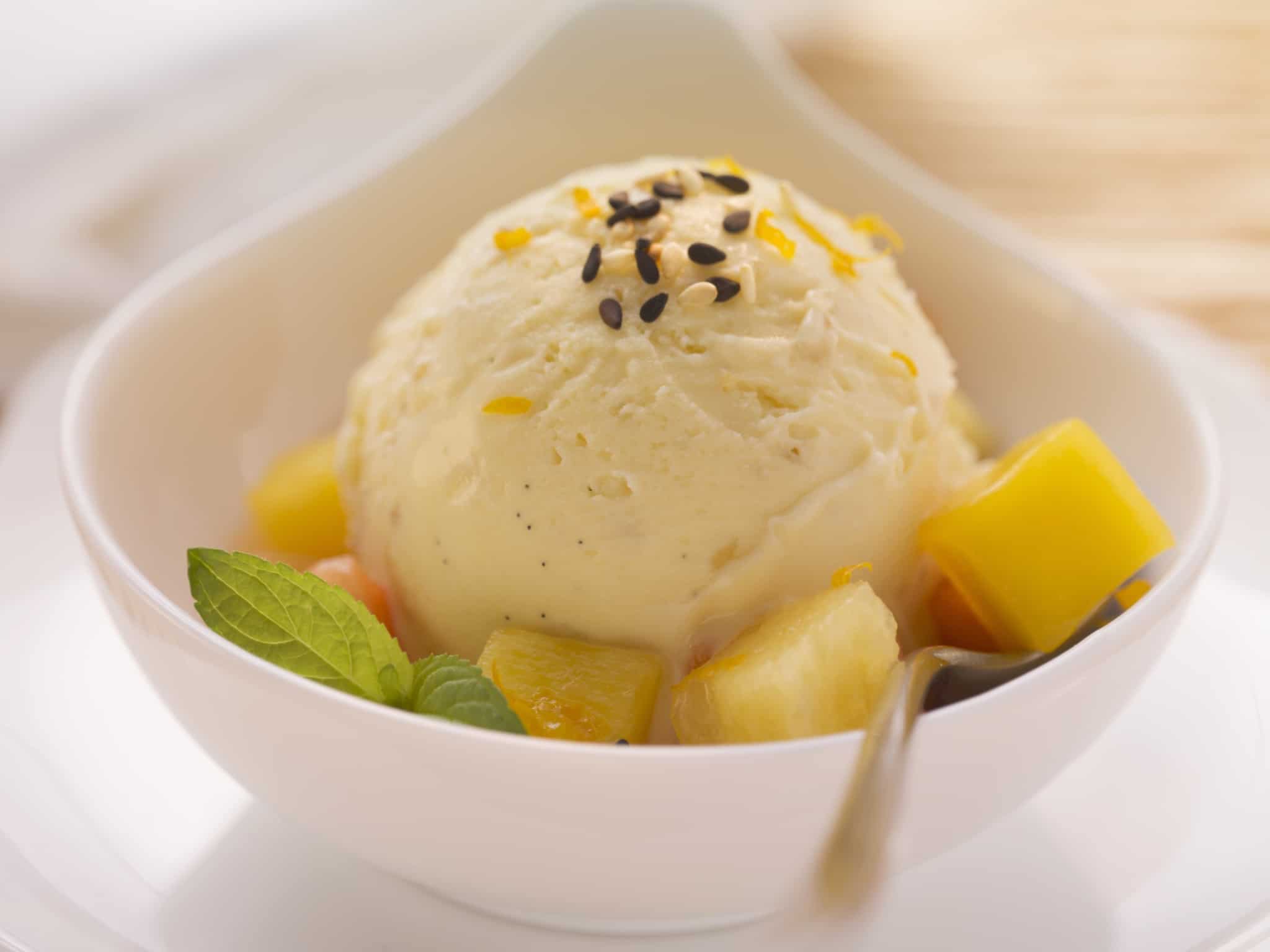 Glace vanille-sésame et salade de fruits