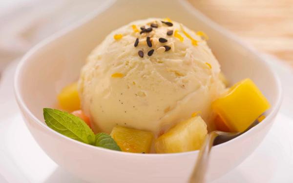 Glace vanille-sésame et salade de fruits