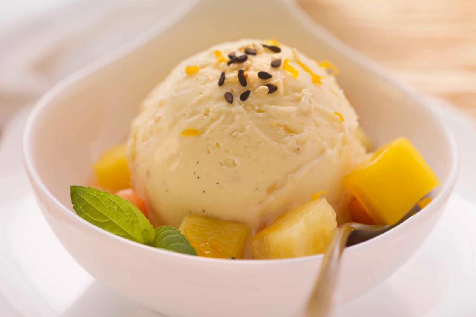Glace vanille-sésame et salade de fruits