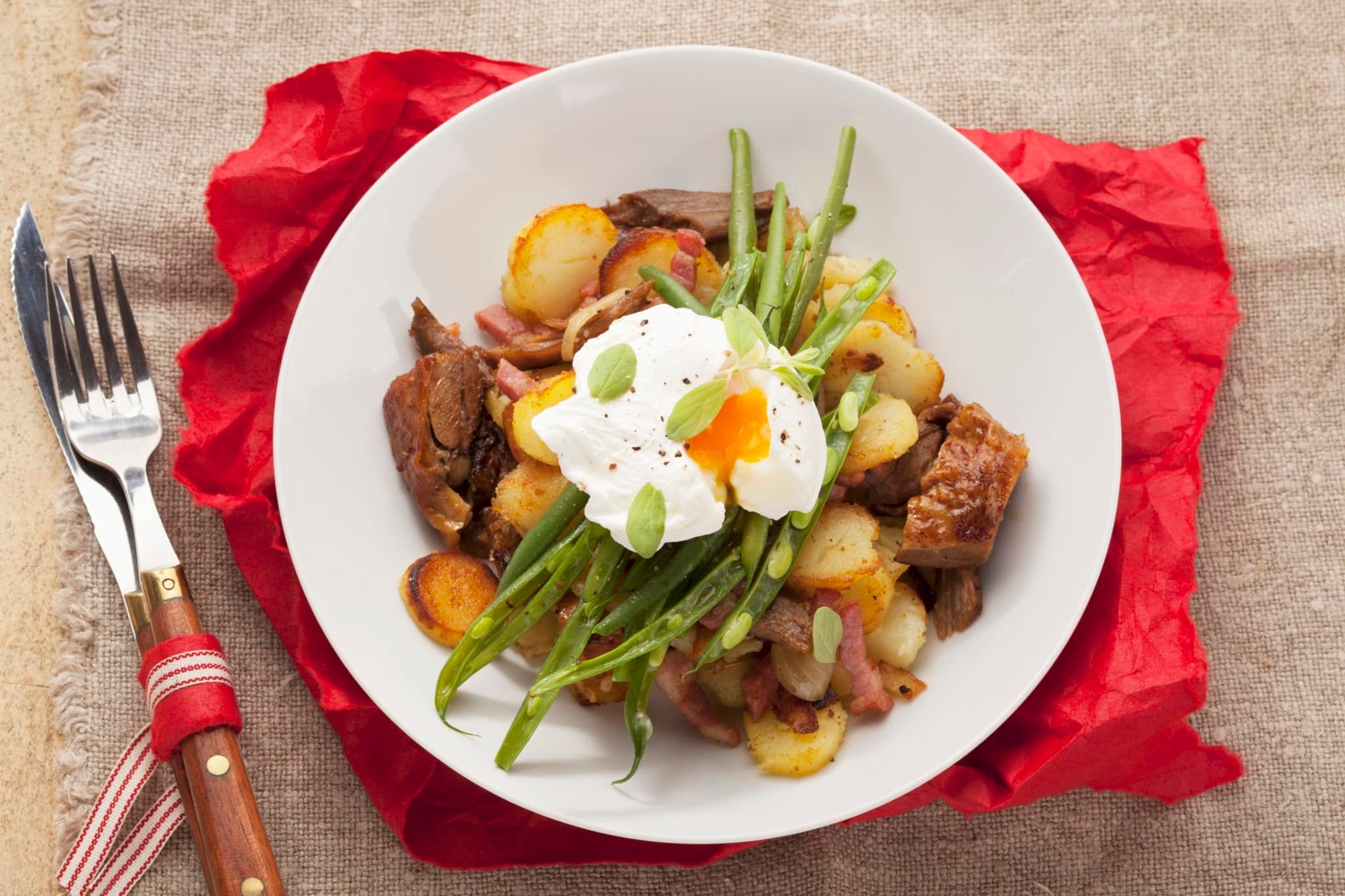 Gröstl tyrolien pommes de terre, porc, haricots verts et œuf poché