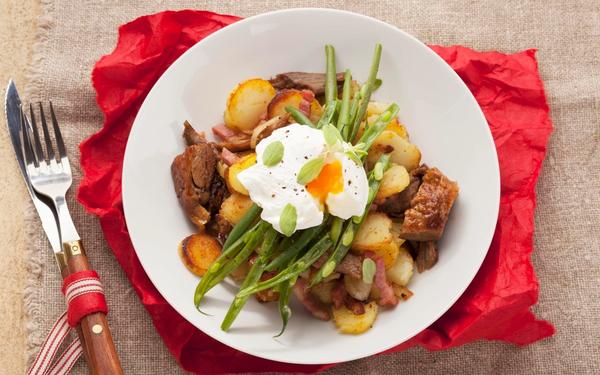 Gröstl tyrolien pommes de terre, porc, haricots verts et œuf poché