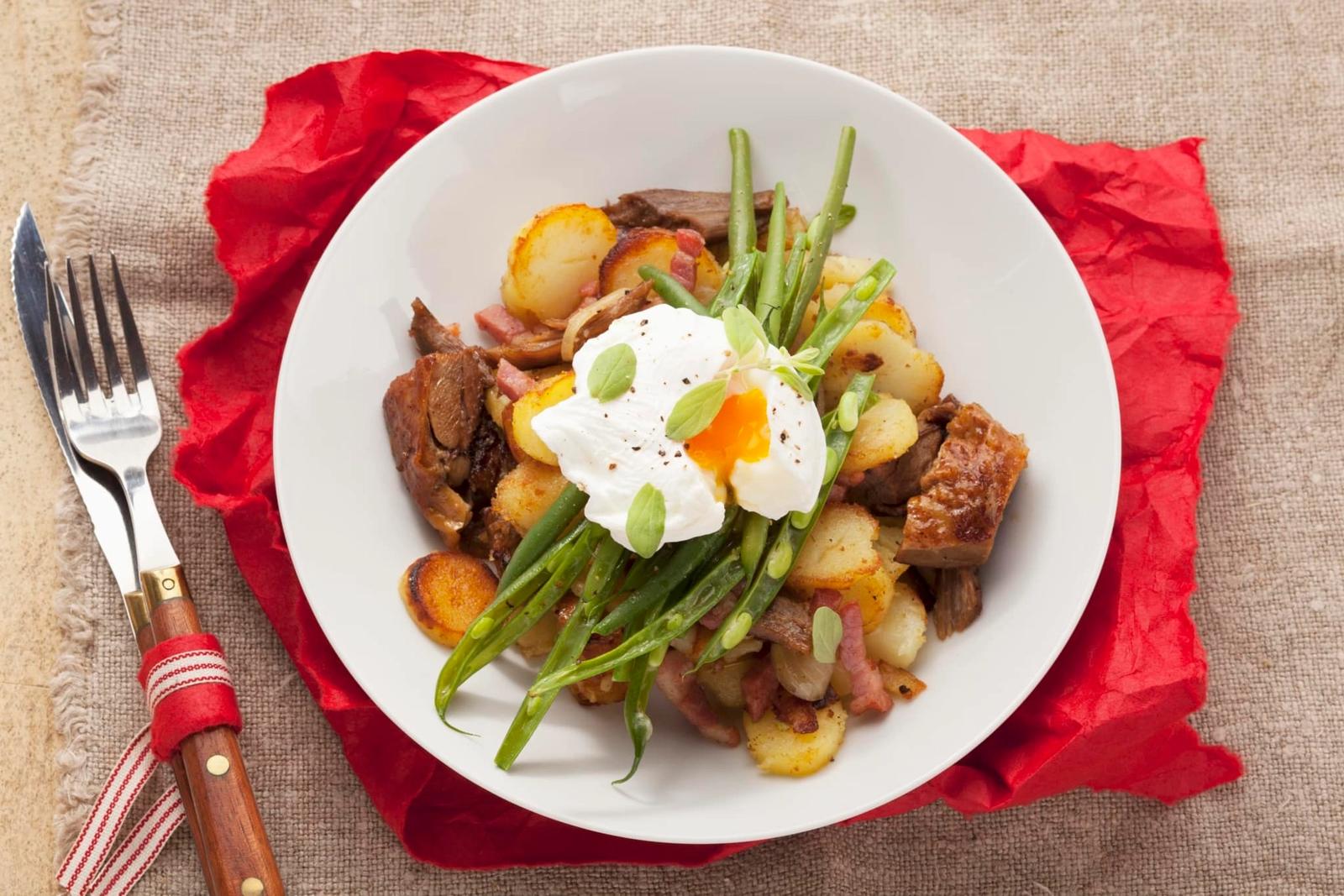 Gröstl tyrolien pommes de terre, porc, haricots verts et œuf poché