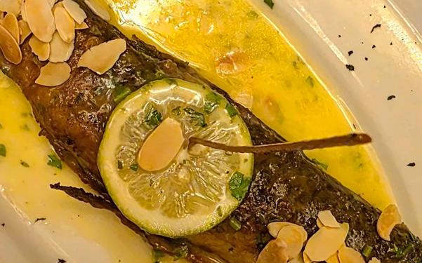 Truite saumonée aux amandes sauce citronnée