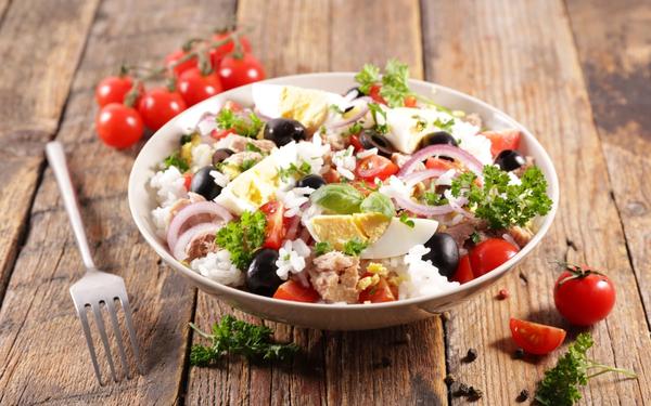 Salade de riz au thon et œuf