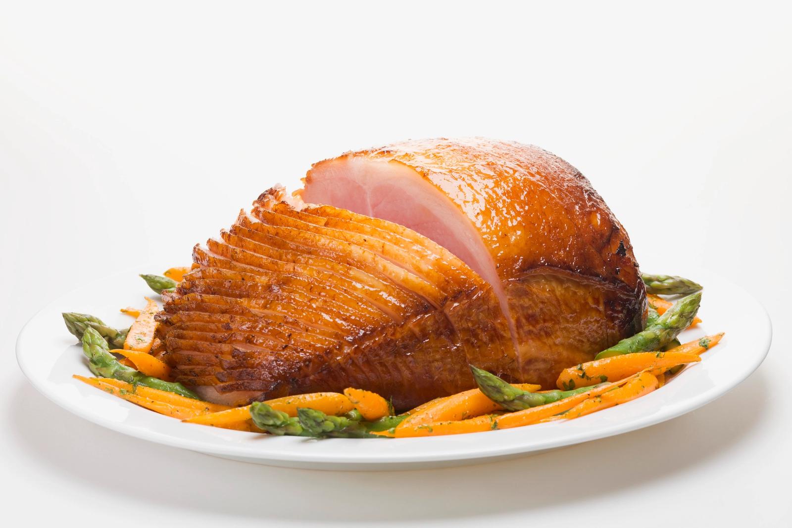 Jambon rôti glacé aux carottes et aux asperges