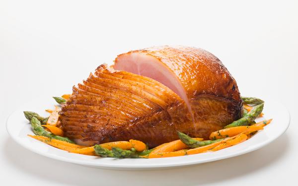 Jambon rôti glacé aux carottes et aux asperges