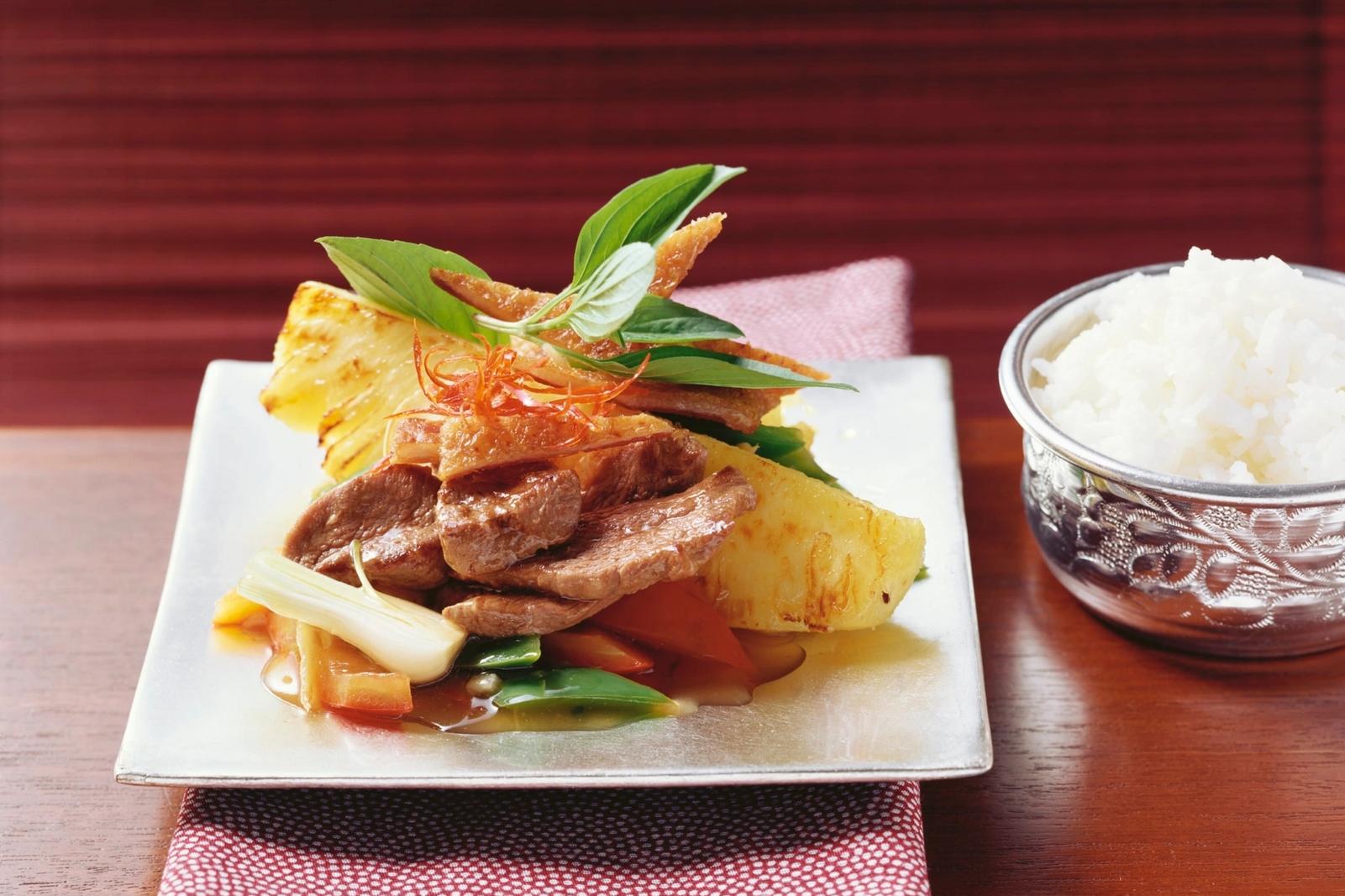 Magret de canard sauté à l’ananas et légumes croquants