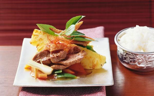 Magret de canard sauté à l’ananas et légumes croquants