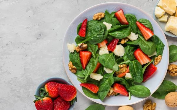 Recette salade à la fraise, feuille d'épinards et noix