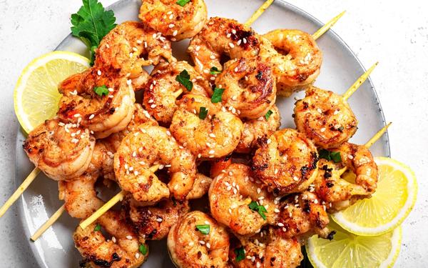 Brochettes de crevettes grillées