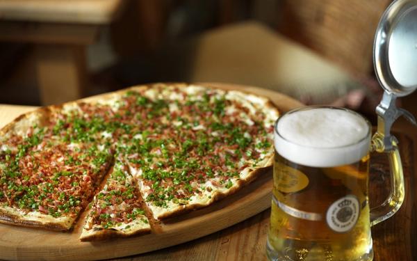 Pizza au speck et à l’oignon