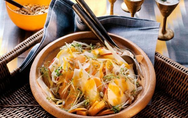 Salade de fenouil, carottes et pommes au cresson, graines et vinaigrette au curry