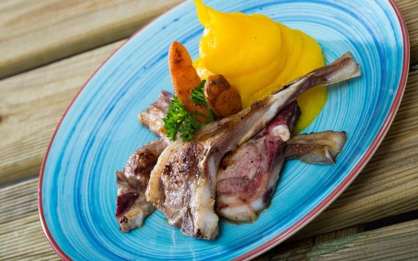 Pinnekjøtt – côtes d’agneau salées et séchées, purée de légumes racines
