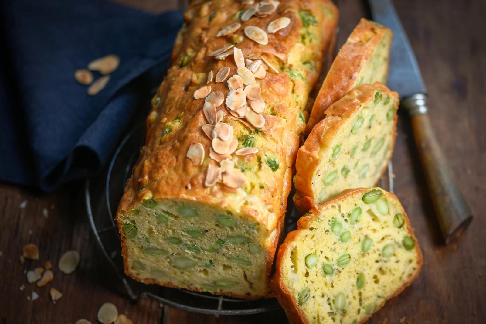 Cake salé aux fèves et amandes