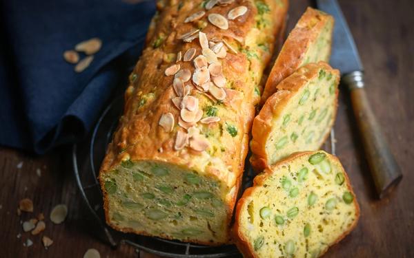 Cake salé aux fèves et amandes