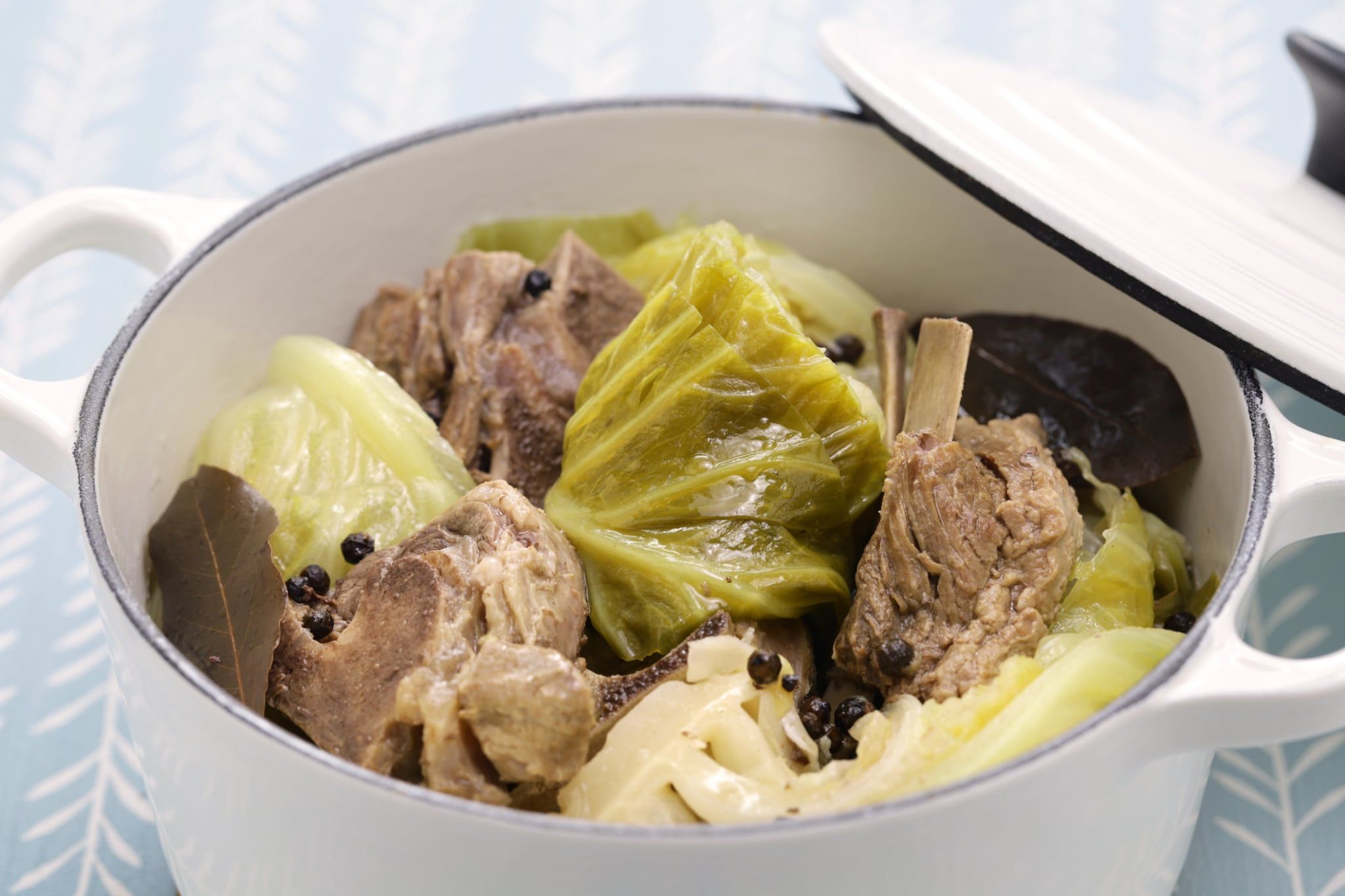 Recette du Fårikål, ragoût norvégien traditionnel d’agneau et de chou