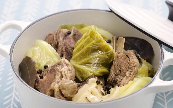 Recette du Fårikål, ragoût norvégien traditionnel d’agneau et de chou