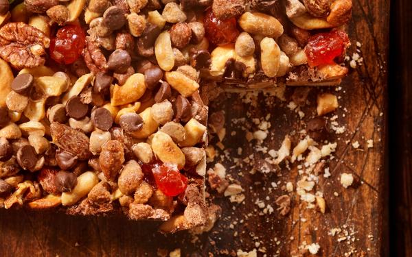 Sablé aux noix, fruits confits et chocolat