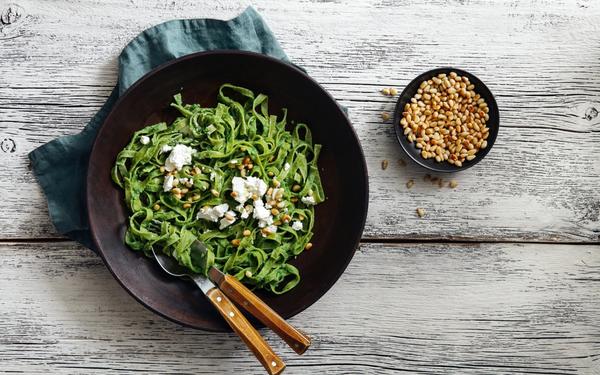 Pâtes aux épinards au pesto crémeux de brocoli, pignons de pin et feta
