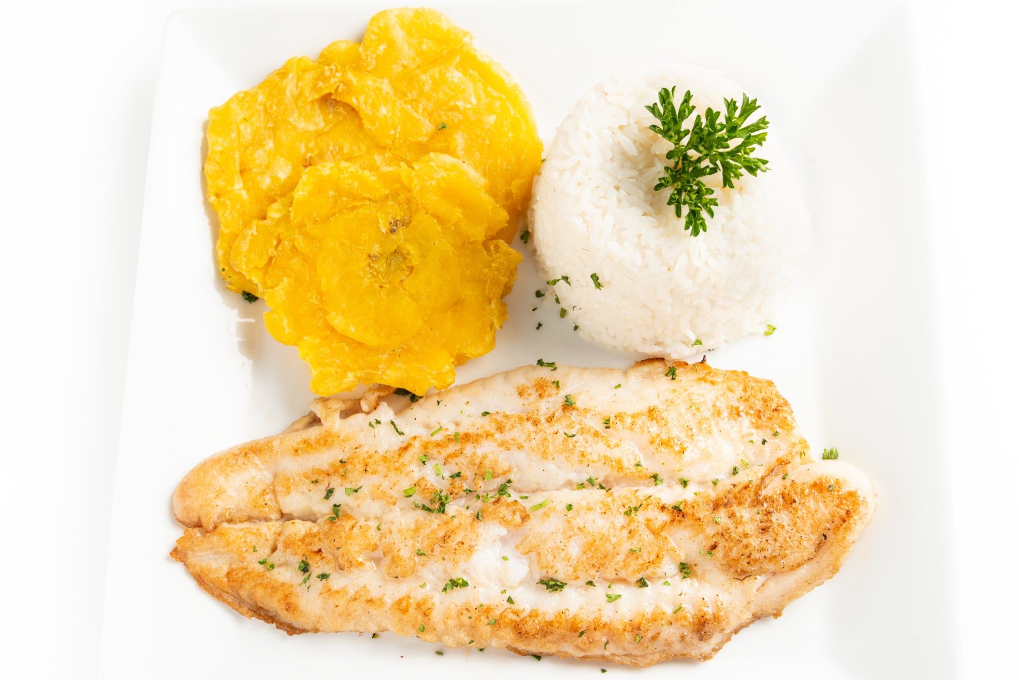 Filet de poisson, riz et banane plantain frite grillée