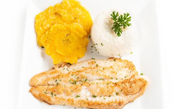 Filet de poisson, riz et banane plantain frite grillée
