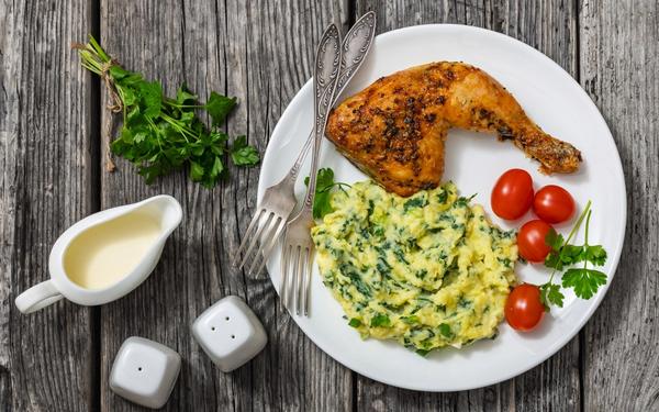 Colcannon au chou frisé avec cuisse de poulet
