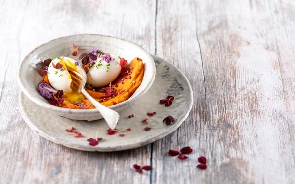 Purée de potimarron, œuf mollet, kasha torréfié et éclats de chou rouge