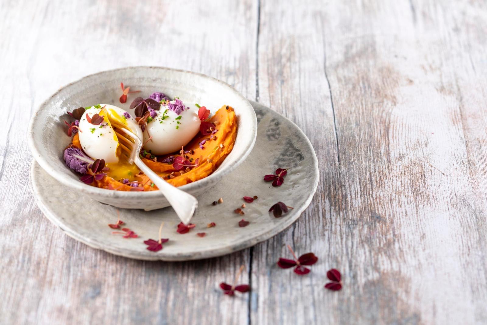 Purée de potimarron, œuf mollet, kasha torréfié et éclats de chou rouge