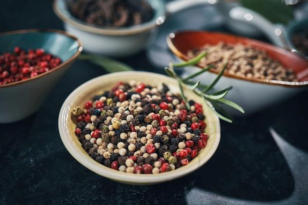 Le poivre dans tous ses états : nutrition, bienfaits santé, usages en cuisine et propriétés des différentes variétés