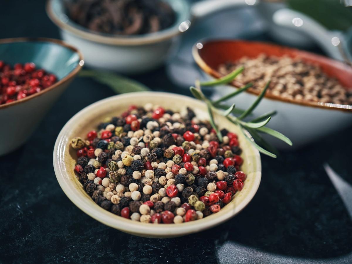 Le poivre dans tous ses états : nutrition, bienfaits santé, usages en cuisine et propriétés des différentes variétés