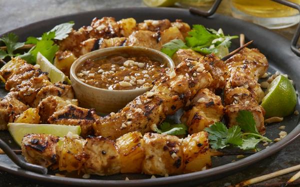 Brochettes de poulet à l’ananas avec sauce aux arachides