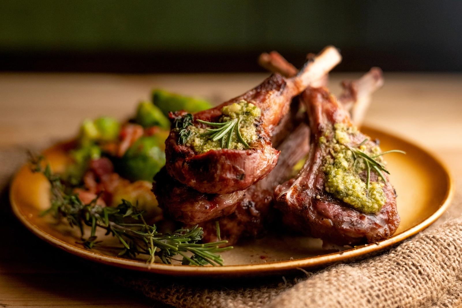 Côtelettes d’agneau grillées avec choux de Bruxelles sautés