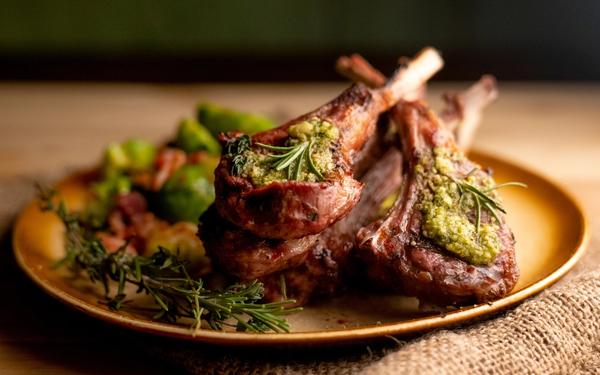 Côtelettes d’agneau grillées avec choux de Bruxelles sautés