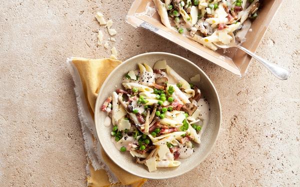Penne aux petits pois, lardons et crème au fromage