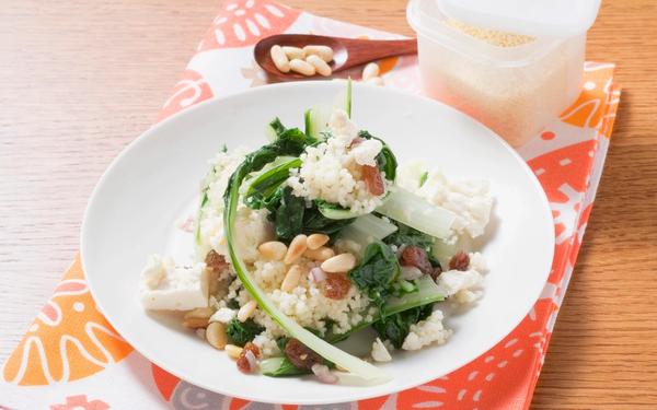 Couscous aux blettes, fromage de brebis, raisins secs et pignons de pin