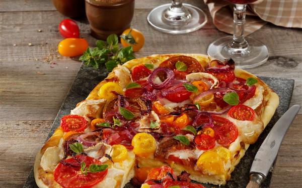 Tarte à la tomate et au fromage de chèvre frais