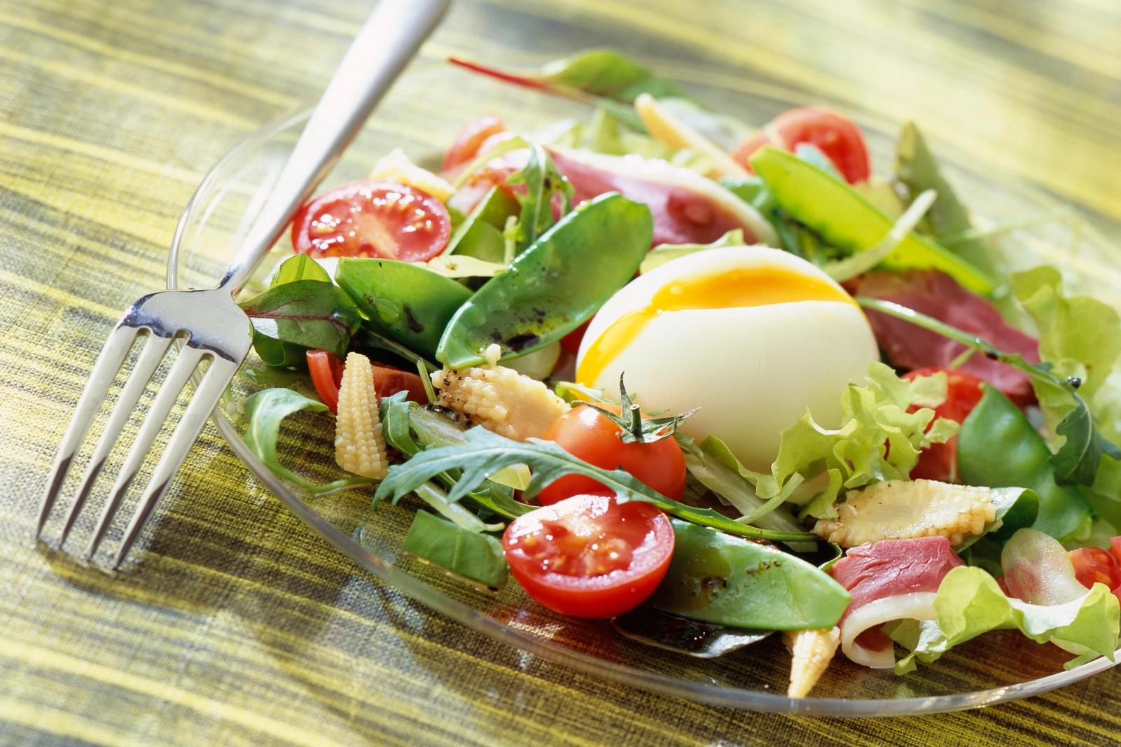 Œuf meurette et salade acidulée