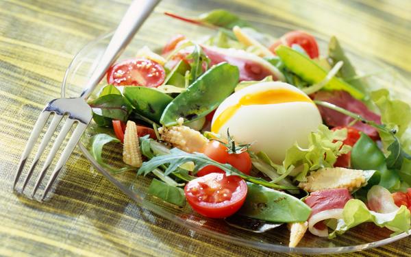 Œuf meurette et salade acidulée