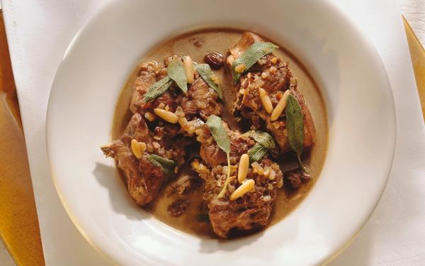 Lièvre aux pignons de pin, raisins secs et sauge