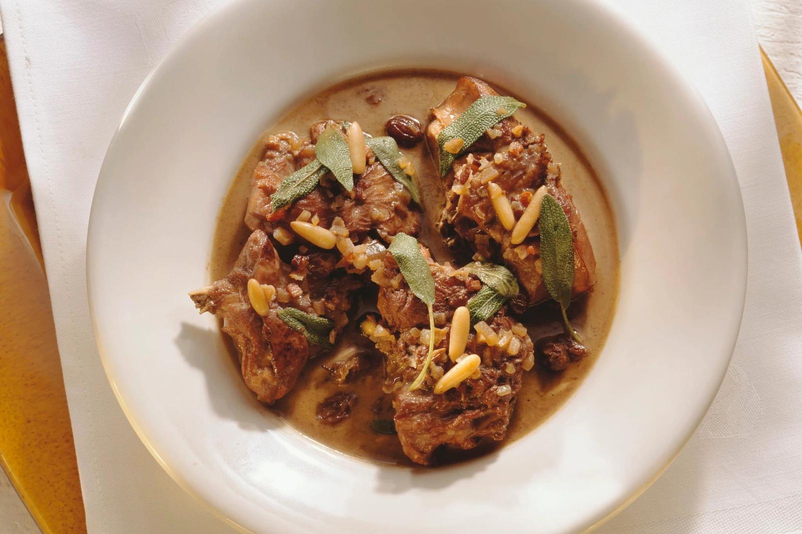 Lièvre aux pignons de pin, raisins secs et sauge