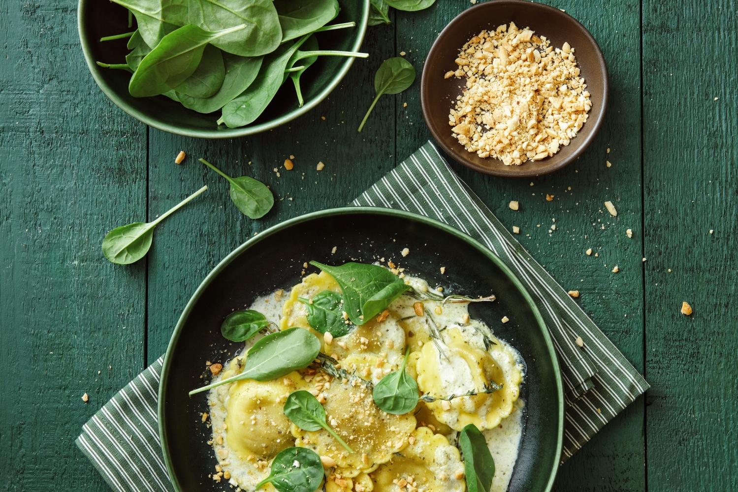 Ravioles aux champignons, épinards et ricotta, sauce crème légère aux herbes