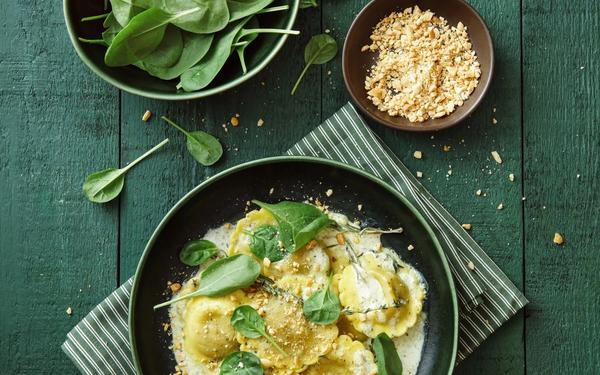 Ravioles aux champignons, épinards et ricotta, sauce crème légère aux herbes